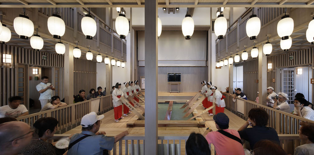 Netsu no Yu, which is located near Yubatake, is recommended for its yumomi and dance show and for events where guests can give it a try. The Yumomi show is a must experience!